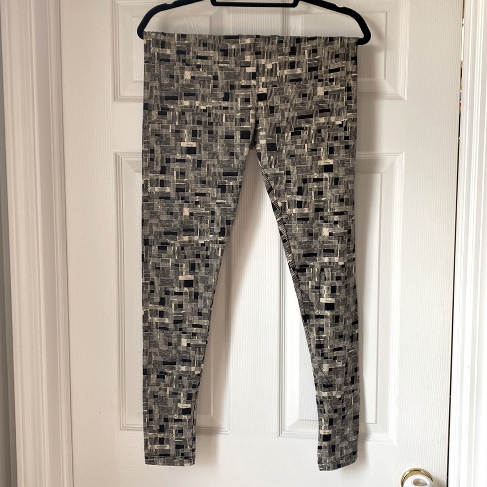 Stretch opaque leggings, black and white square pattern. Comfortable waistband